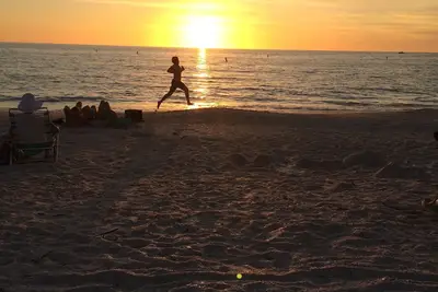 Image de Near Beaches 4 Bedroom Contemporary on Private Cul-de-sac. Sunny Wooded Lot