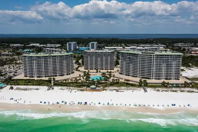 Image de Condo de luxe au coeur de Destin!