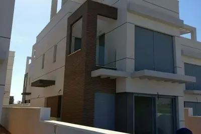 Image de Maison avec terrasse et piscine, près de la plage et du port