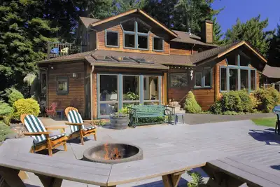 Image de Raven Ridge Retreat ~ Forêt de séquoias privée, bain à remous et foyer, cadre de parc.