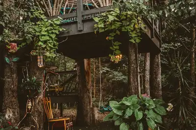Image de La cabane dans les arbres, avec une terrasse pour griller et se détendre.