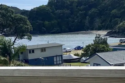 Image de Surplombant la magnifique baie du Pacifique, Tutukaka. Prise en charge de l'auto-isolation disponible