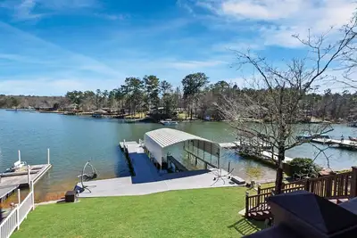 Image de Votre parfaite escapade de 4 chambres et 3 salles de bain avec une vue imprenable dans une crique tranquille!
