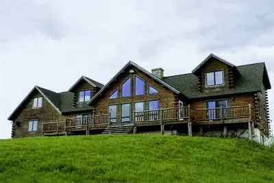 Image de 3500 sq ft Lodge with mountain views I Northern Maine
