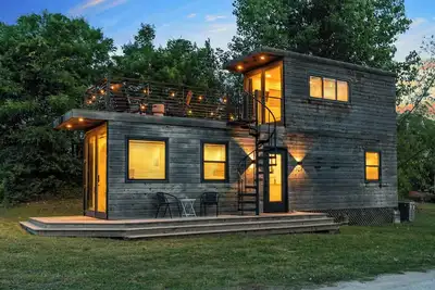 Image de Stunning Container Home with Rooftop Terrace-The Cool River Helm