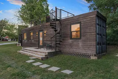Image de Container home with rooftop views and pickleball
