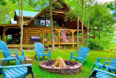 Image de Big Kahuna Lodge - WiFi / bain à remous / table de billard / cheminée / bain à remous