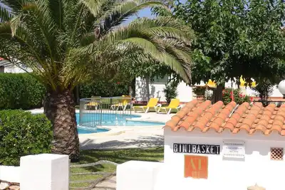 Image de Complexe de 4 maisons avec jardin et piscine nº1