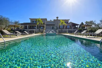 Luxurious country house with views and pool for 16 people