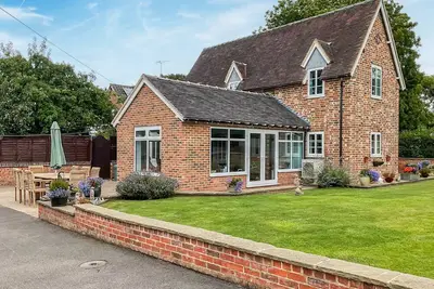 Image de 4 chambres à coucher à Stowe-by-Chartley, near Stafford