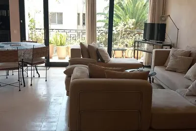 lumières à Mogador, le charme d'essaouira et l'attrait du bord de mer! A quelques mètre vous êtes déjà  sur la plage. Vous pourrez découvrir ses nombreux souks et explorer ses environs facilement.