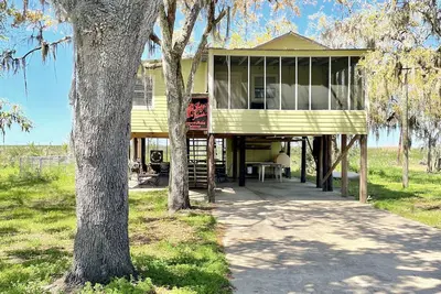 Image de Magnifique chalet relaxant et spacieux avec vue sur la baie de Vermillion!