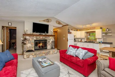 Image de Chalet de ski près de Crystal Mountain avec balcon privé et foyer!