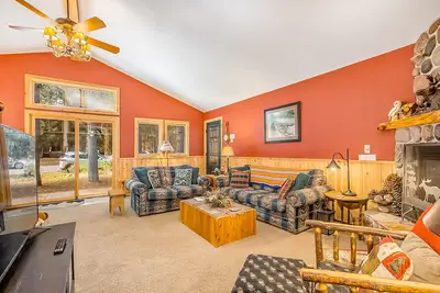 Image de Chalet rustique familial à côté des pentes de Crystal Mountain!