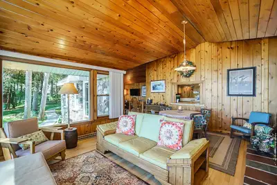 Image de Détente maison au bord du lac avec foyer, amarrage de bateau, câble gratuit et cuisine complète!