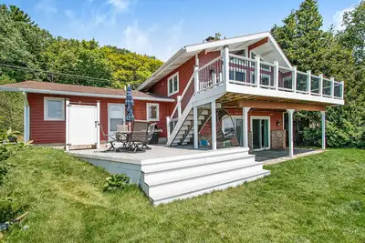 Image de Évasion de rêve sur l'eau de Crystal Lake avec terrasse spacieuse et quai privé!