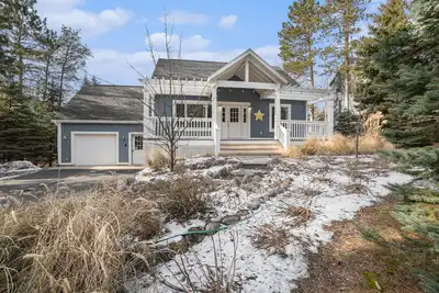 Image de Évasion spacieuse près de Crystal Mountain avec foyer, cuisine complète et foyer au gaz!