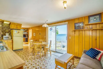 Image de Maison accueillante avec câble gratuit et cuisine complète - juste sur le lac!