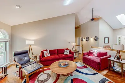 Image de Escapade familiale avec terrasse meublée à proximité de Crystal Mountain et des sentiers!