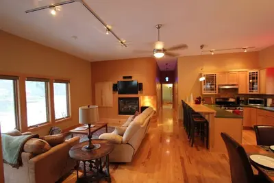 Image de Maison de luxe moderne calme avec lits en mousse à mémoire, WiFi rapide et cuisine complète