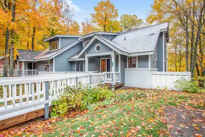 Image de Maison paradisiaque près des pistes avec table de billard, terrasse privée et aménagement spacieux!