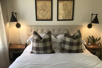 Image de Blocs spacieux du centre-ville récemment rénovés à l'écart du lac Supérieur