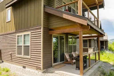 Image de Nouvelle maison! Très bien situé, en face de la piscine intérieure / extérieure. Accès complet au complexe!