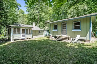 Image de Charmant chalet w / maison superposée séparée, WiFi gratuit et cuisine complète!