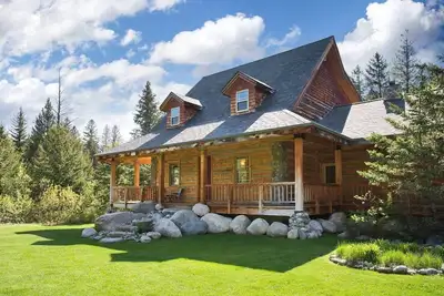 Image de River Island House - Luxury Mountain Riverfront Log House, Nye, Montana