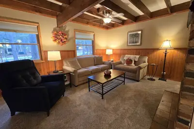 Image de Maison paisible pour chiens avec poêle à bois et barbecue à gaz privé - près de la montagne