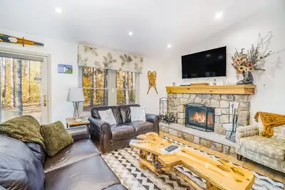 Image de Superbe maison face au terrain de golf avec terrasse privée, hamac et foyer!