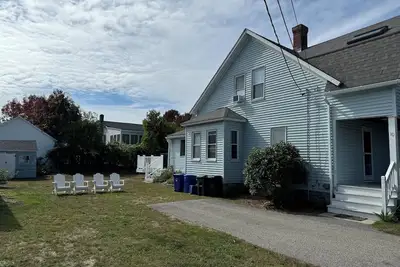 Image de Maison et cour récemment rénovées et propres. À quelques pas de la plage de Short Sands!