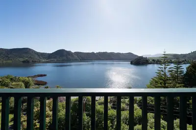 Image de Vues fantastiques sur le lac et les montagnes et piscine spa