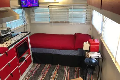 Image de Expérience rétro des années 1950. Rv classique. Le plus petit camping-car du monde.