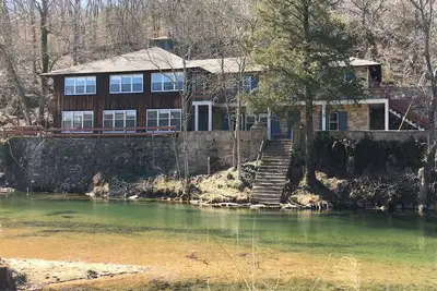 Image de Historic Limestone House in park setting in Ozarks