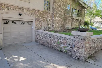 Image de Downtown charmer(basement apartment) w/ private attached garage. Dog allowed. .