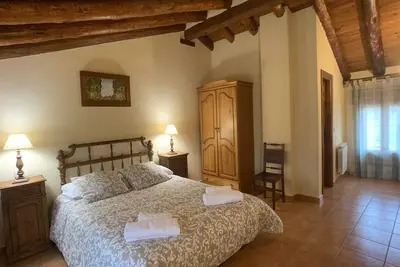 Image de Deux maisons de montagne spacieuses construites avec des matériaux traditionnels.