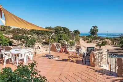 Image de Belle villa Sun House avec vue sur mer, Wi-Fi, balcon et terrasse