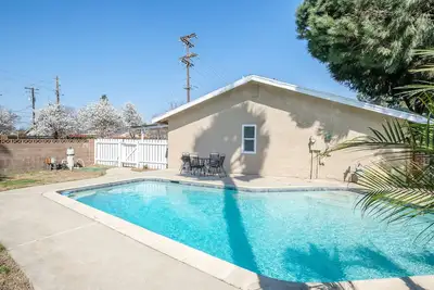 Image de Remodelé Pristine 3 chambres 2 salles de bain avec piscine