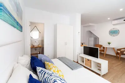 Image de Studio moderne \"Luna\" au centre de la ville, à proximité de la plage, avec climatisation