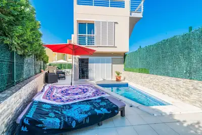 Image de Maison de vacances 'Rotonda De Aucanada' avec piscine privée, Wi-Fi et climatisation