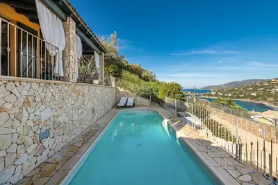 Image de Avec la vue sur la mer sur les montagnes.