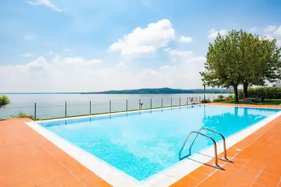 Image de Au bord du lac avec 3 piscines et des courts de tennis - Appartement Azzurro