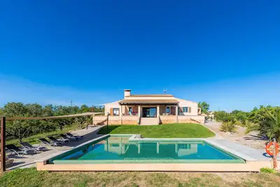 Image de Maison de campagne isolée sur un domaine rural avec piscine, Wi-Fi, verger et terrasse