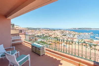 Image de Appartement avec vue panoramique sur la mer et terrasse ; animaux admis
