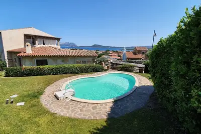 Image de Villa avec piscine privée et vue sur la mer.