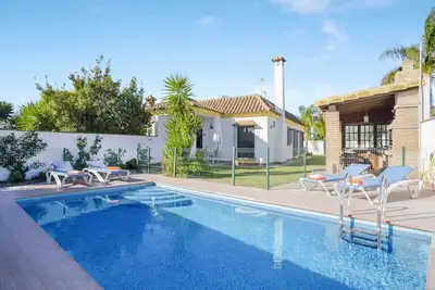 Image de Maison Villanueva 2 tranquille avec piscine privée, terrasse, jardin et Wi-Fi