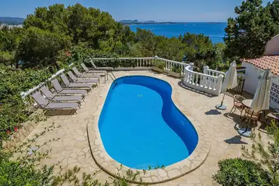 Image de Villa climatisée avec vue sur mer, piscine salée, terrasses et Wi-Fi ; Parking disponible