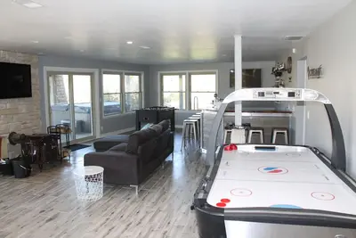 Image de Nouvelle maison moderne avec bain à remous, salle de jeux et vues incroyables