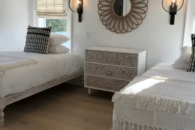 Image de Maison neuve sur mesure de 4 chambres avec piscine, à distance de marche des plages